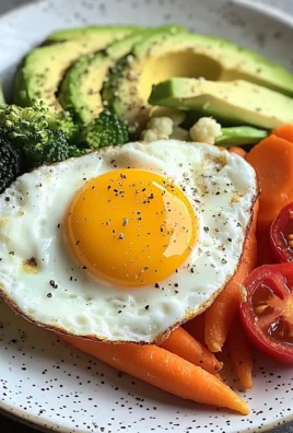 Sunny-Side Egg with Avocado, Tomatoes & Steamed Veggies